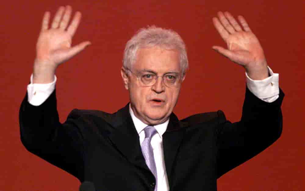 Le Premier ministre français Lionel Jospin s'adresse à ses partisans depuis son quartier général de campagne à Paris, le 21 avril 2002. M. Jospin, battu au premier tour de l'élection présidentielle française, a déclaré qu'il se retirerait de la vie...
