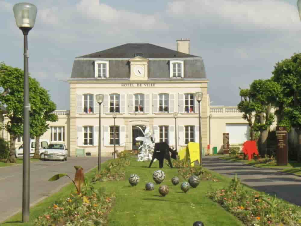 La mairie de Chantilly, dans l'Oise. Travaux, bureaux, terrains... Saviez-vous que votre commune est votre interlocuteur numéro 1 pour l'immobilier d'entreprise ? Contrairement aux idées reçues, les maires gardent des leviers puissants pour booster...
