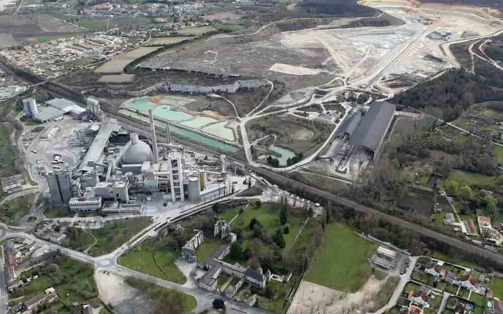 En partie démantelée, l'usine Lafarge de La Couronne a laissé derrière elle un vaste cratère calcaire.