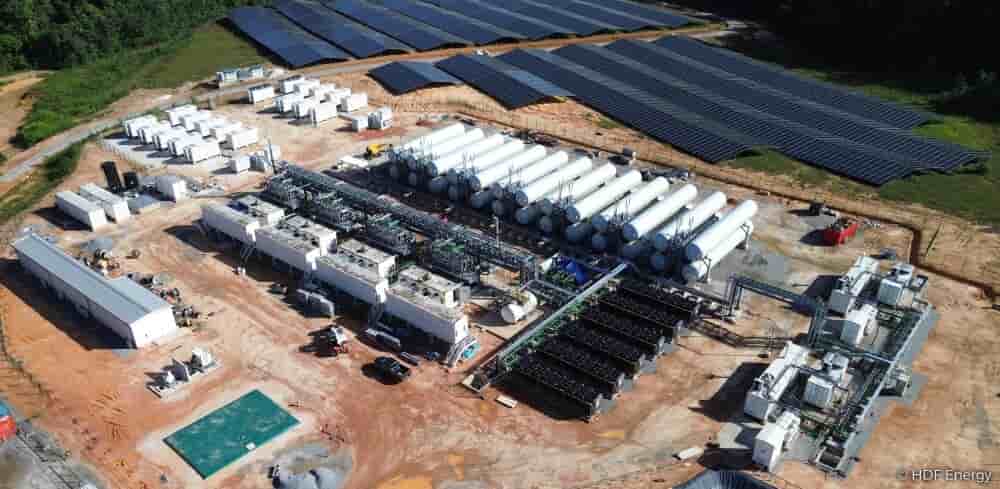 La centrale hydrogène adossée à un parc photovoltaïque doit être mise en service par HDF Energy en Guyane dans le courant de l'année 2026.