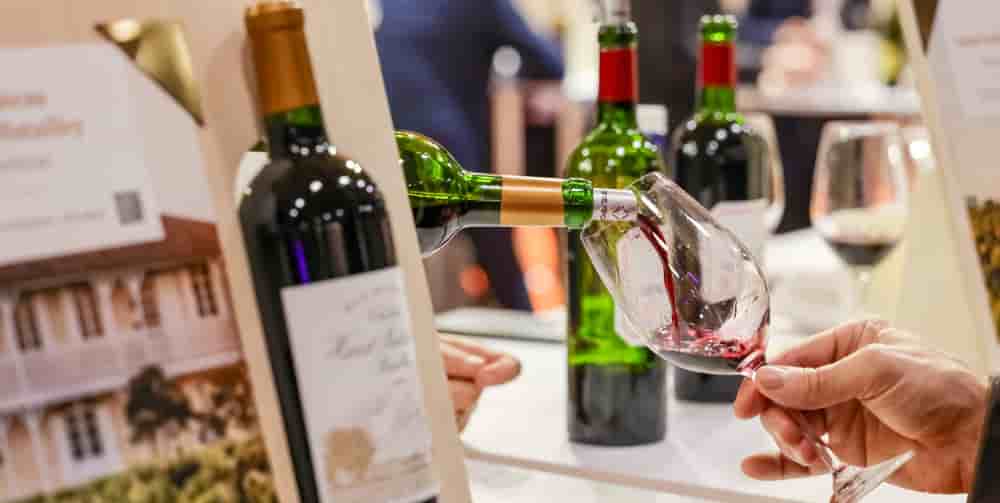 Selon le baromètre SOWINE/Dynata 2026, le vin conserve sa position de leader parmi les boissons alcoolisée préférée des Français.