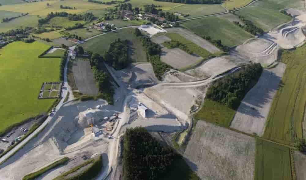 Entre Tours et Bordeaux, cinq ans de chantier et des millions de tonnes de granulats ont été nécessaires pour ériger la ligne à grande vitesse.