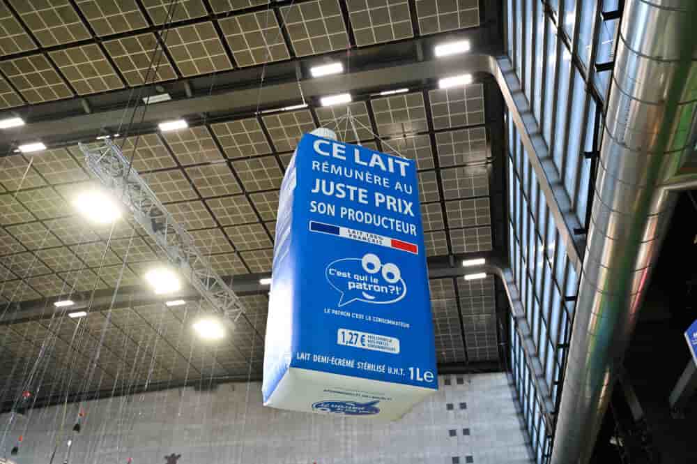 Une bouteille de lait mise en avant lors de la 62ᵉ édition du Salon international de l'agriculture au parc des expositions de la porte de Versailles.