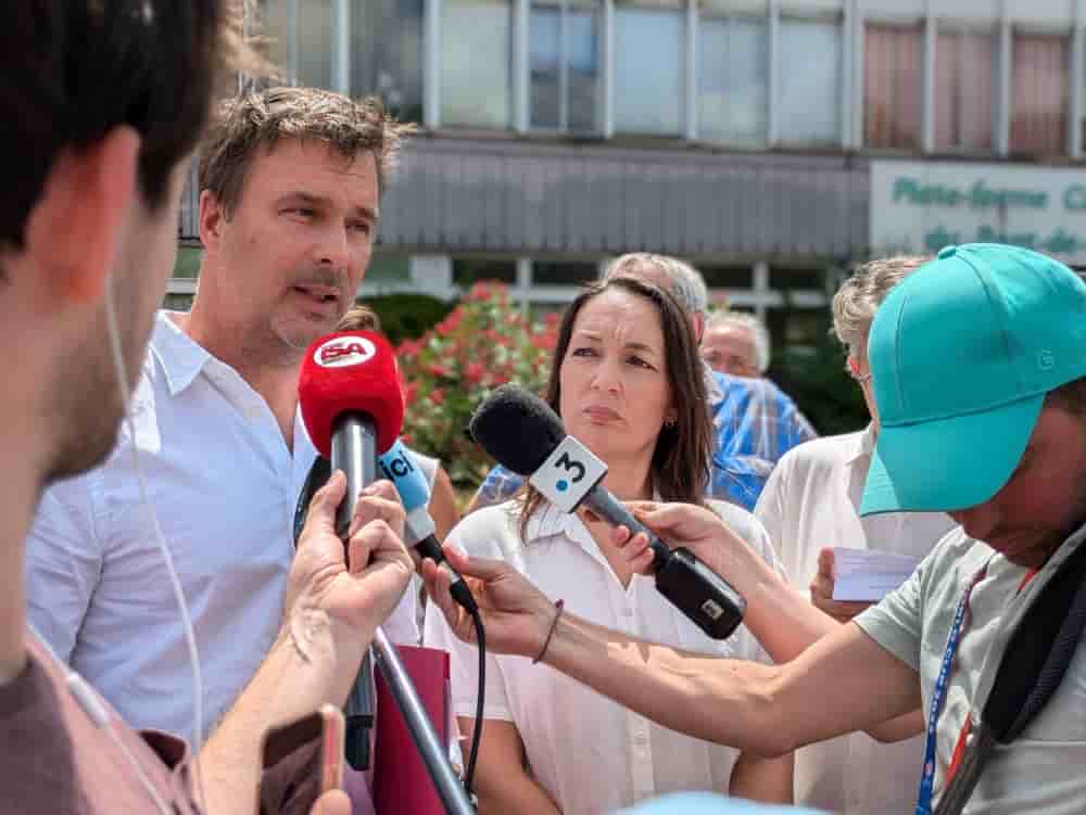 Olivier Six et Séverine Dejoux, porteurs du projet Exalia, devant la plateforme chimique de Pont-de-Claix, en Isère, en juillet 2025.