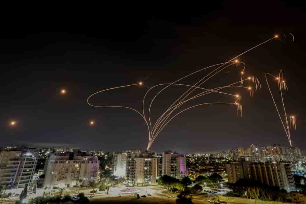Le système de défense antiaérienne israélien Dôme de Fer intercepte une salve de roquettes tirées depuis la bande de Gaza, illuminant le ciel nocturne d’Ashkelon (Israël), le 9 octobre 2023.