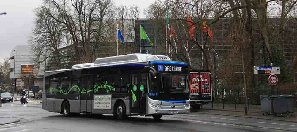 Autobus standard électrique DCG-Yutong E12LF à l’essai sur le réseau CITURA de Reims, près du Centre des Congrès