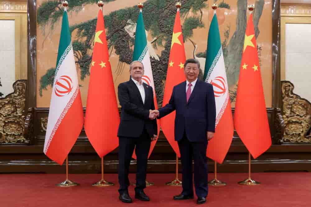 Le président iranien Massoud Pezeshkian et le président chinois Xi Jinping se serrent la main lors d'une rencontre à Pékin, en Chine, le 2 septembre 2025.