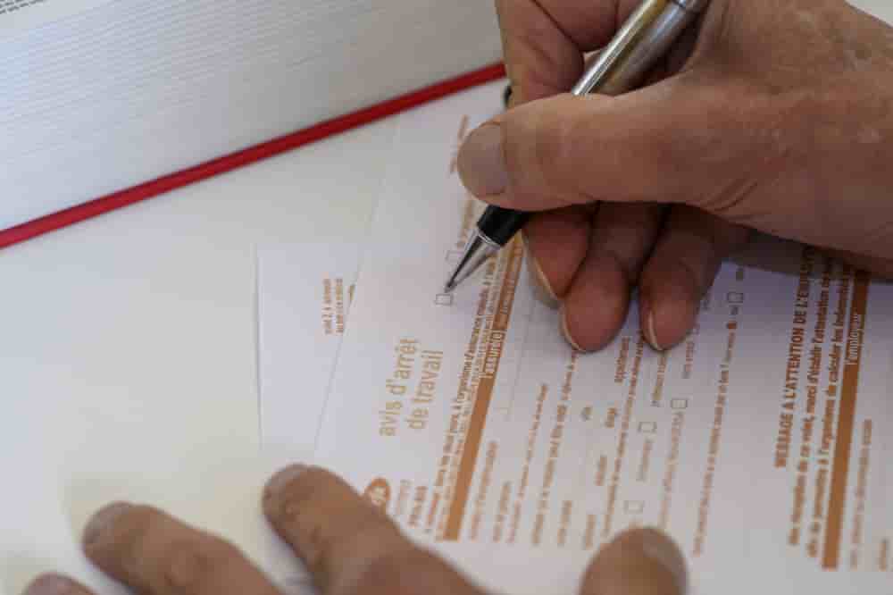 La dépense liée aux arrêts maladie a progressé de 6,3 % par an en moyenne depuis 2019, pour atteindre 10,2 milliards d'euros.