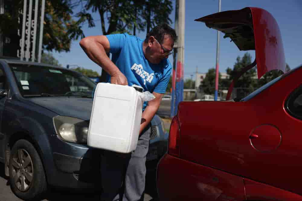 Dans une station-service à Santiago au Chili. Aux quatre coins de la planète, les tensions sur le pétrole se font ressentir.