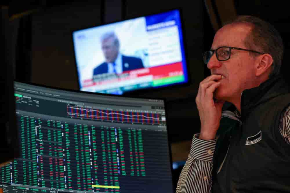 Un trader à la Bourse de New York, alors que Donald Trump s'exprime sur la situation au Moyen-Orient.