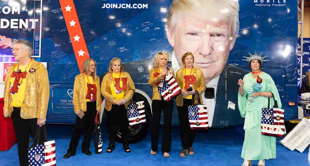 Des participants portent des t-shirts « TRUMP » lors de la Conférence d'action politique conservatrice à Grapevine, au Texas, le 25 mars 2026.