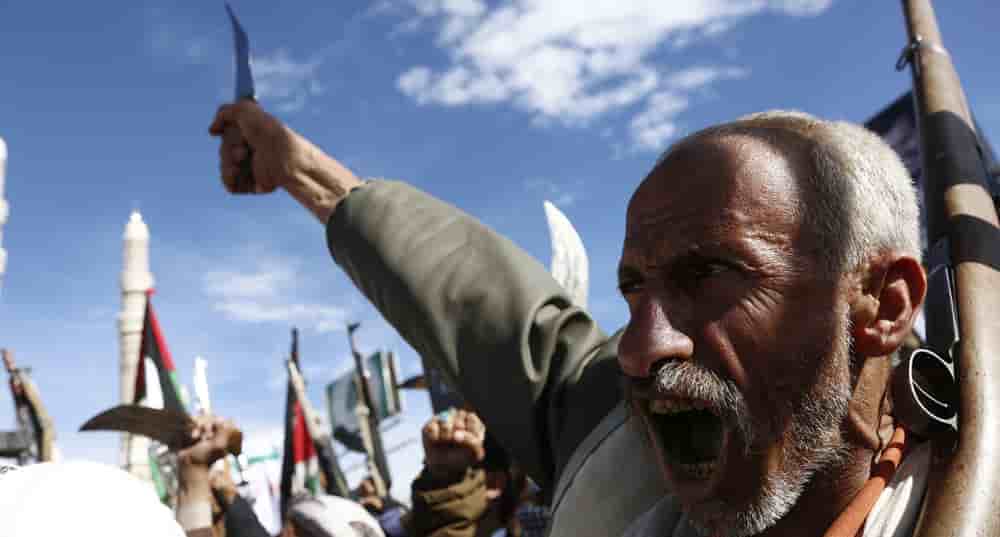 Des Yéménites se rassemblent pour manifester contre l'attaque israélo-américaine contre l'Iran.