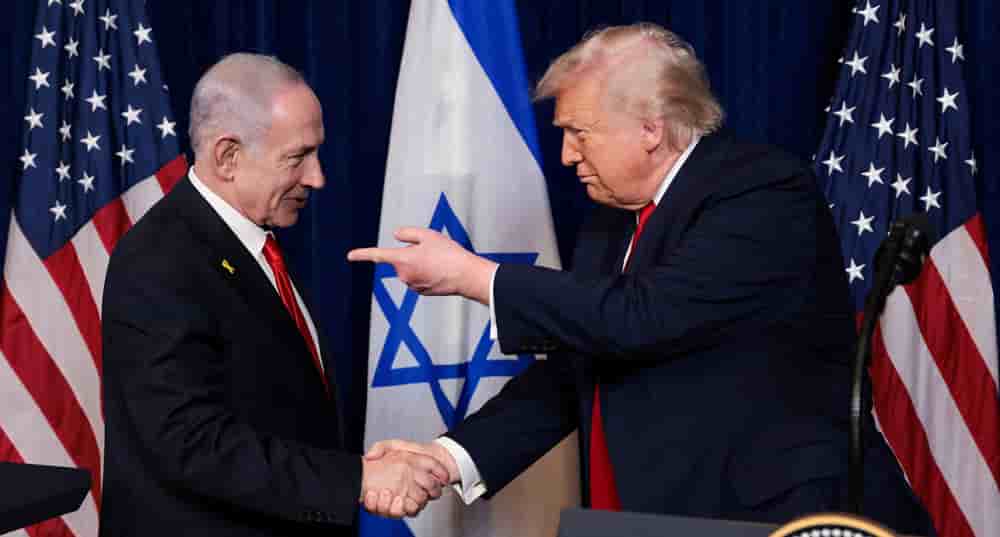 Donald Trump serre la main de Benjamin Netanyahou à l'occasion d'une conférence de presse à Mar-a-Lago, le 29 décembre 2025.