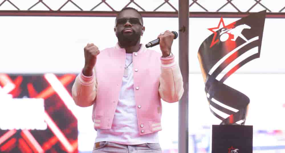 Gims vit entre Marrakech et Dubaï. Le chanteur revient souvent en France pour y donner des concerts.