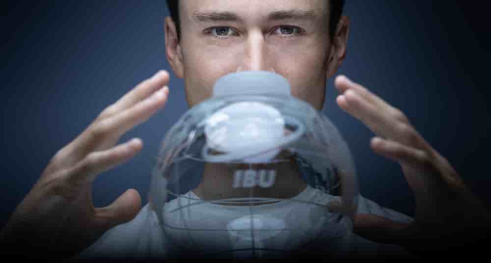 Le biathlète français Éric Perrot pose avec ses trois médailles olympiques et son globe de cristal à Paris, le 25 mars 2026.