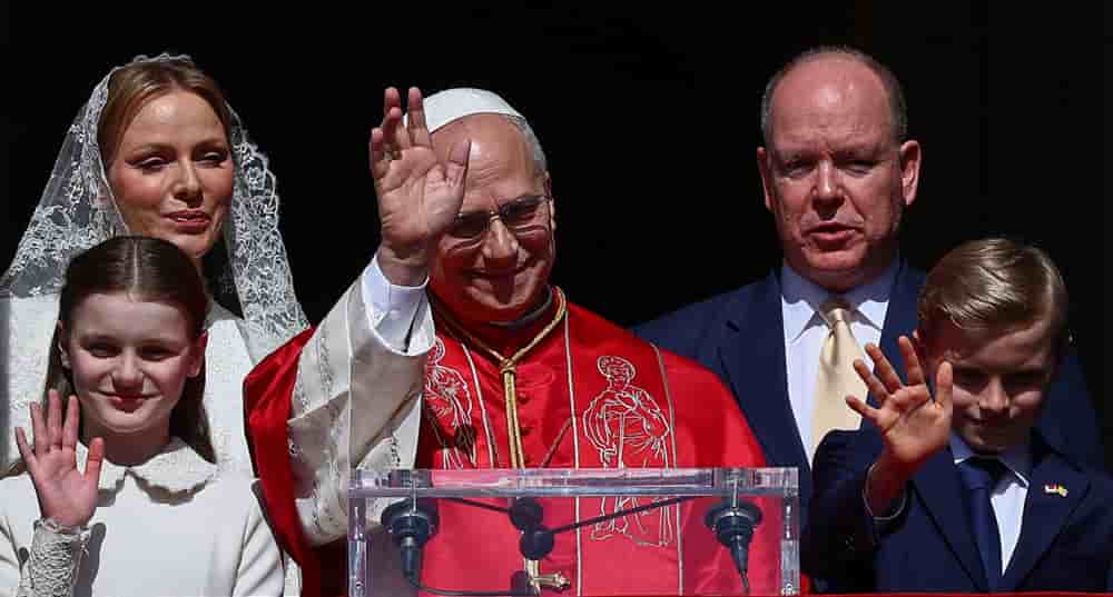Le Prince Albert II de Monaco, la Princesse Charlene, le Prince Jacques et la Princesse Gabriella se tiennent à côté du Pape Léon XIV depuis un balcon du Palais Princier lors du voyage d’une journée du Pape, à Monaco, le 28 mars 2026.