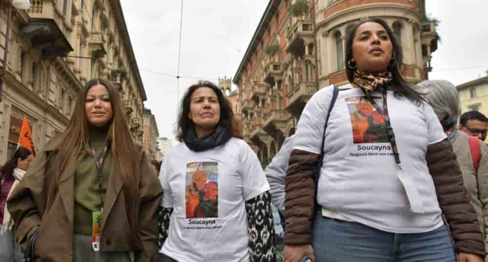 Les familles de Socayna et de Kawtar, deux victimes collatérales du narcotrafic, défilant ensemble, le 21 mars à Turin.