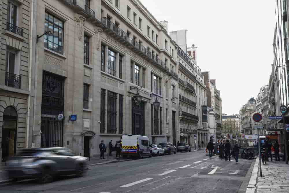 Les faits se sont déroulés vers 3h30, rue La Boétie, dans le centre-ouest de Paris, devant les locaux de la Bank Of America.