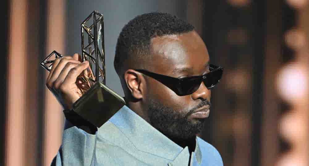 Gims reçoit le prix du meilleur artiste masculin lors de la 40e cérémonie des Victoires de la Musique, le 14 février 2025.
