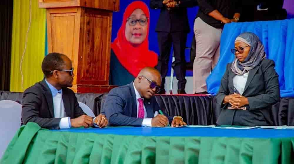 Anthony Mavunde, Ministre des Mines de Tanzanie signe un accord-cadre avec Panda Hill Tanzania sous le regard de la présidente Samia Suluhu Hassan.
