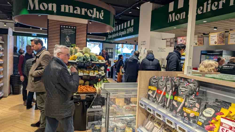Le nouveau magasin Casino, place de l'hôtel de ville à Saint-Etienne, le premier au nouveau concept.