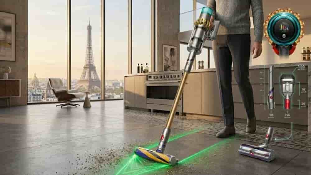 Le Dyson V15 Detect utilise un faisceau lumineux pour révéler les poussières invisibles sur les sols durs.