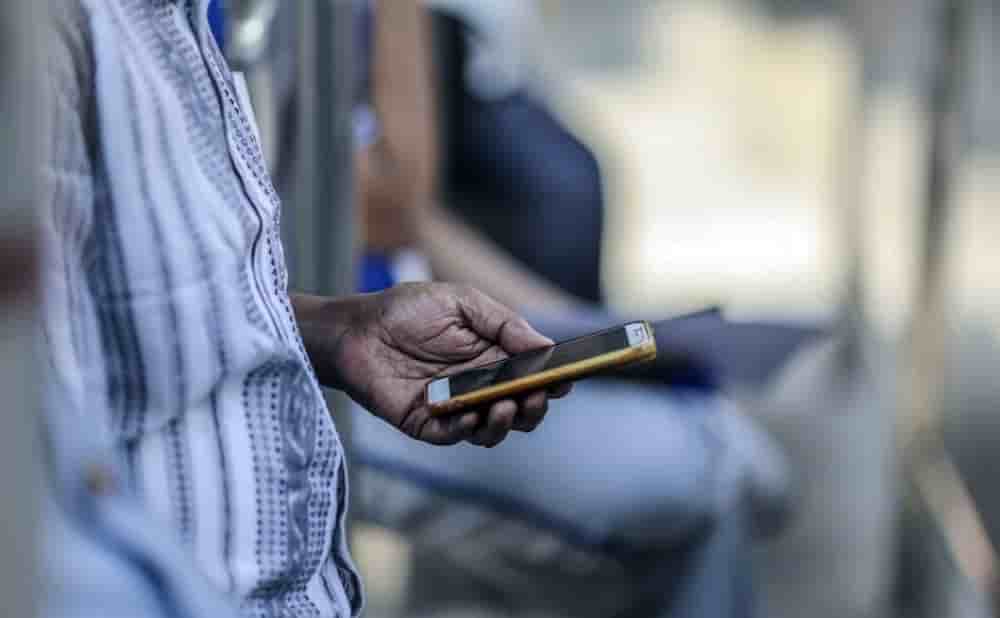 L’objectif est d’atteindre un accès universel à internet avec des débits d’au moins 100 Mbps, jugés nécessaires pour soutenir une économie numérique inclusive.