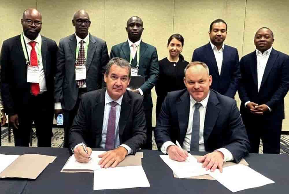 Patrice L’Huillier, PDG de NMC (à gauche), et Chris Eger, PDG de Resolute (à droite), lors de la signature du protocole d’accord entre les deux entreprises.