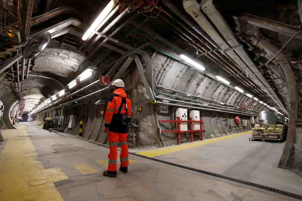 Un employé photographié dans le réseau de tunnels du projet Cigéo, un site de laboratoire nucléaire et de stockage souterrain exploité par l’Agence nationale française pour la gestion des déchets radioactifs (Andra) à Bure, en France, le 8 avril 2019.