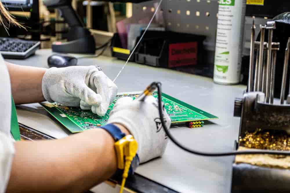 Pour la première fois dans le monde du ferroviaire, des composants sont officiellement reconditionnés selon un référentiel certifié : au total, 800 cartes électroniques ont déjà été reconditionnées à Villeurbanne.