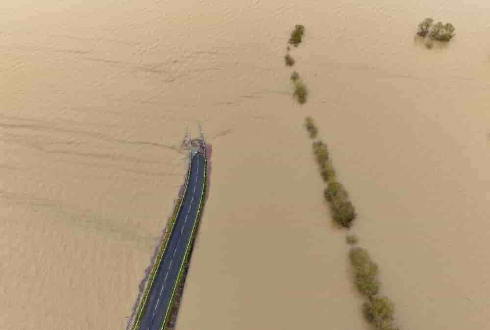 Des images aériennes d'une route submergée par la Sarthe à Briollay, près d'Angers, le 18 février 2026.