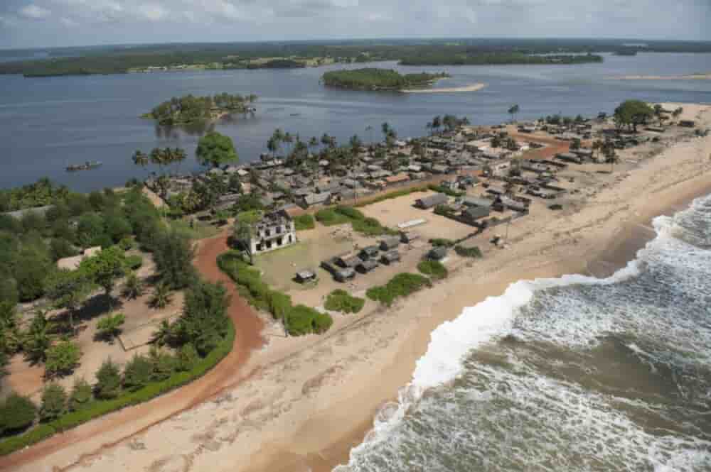 Grand-Lahou (Côte d’Ivoire) : fortement exposée à l’érosion côtière, la région est confrontée à un risque de disparition progressive de son territoire.