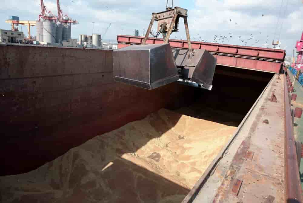 Wheat is unloaded from a Russian-flagged ship, amid a wheat shortage in Syria caused by a drought, in the port of Tartous, Syria, August 17, 2025. REUTERS/Mahmoud Hassano - Russian-flagged ship delivers wheat to drought-stricken Syria, in Tartous -...
