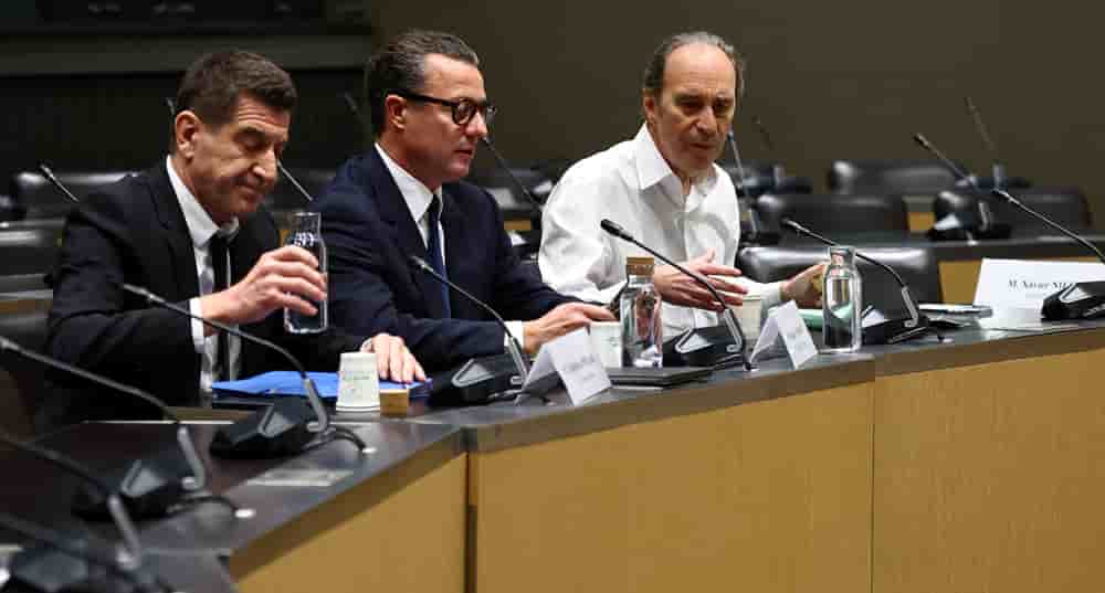 Matthieu Pigasse, Jerôme Nomme et Xavier Niel, à l'Assemblée nationale, le 2 avril 2026.