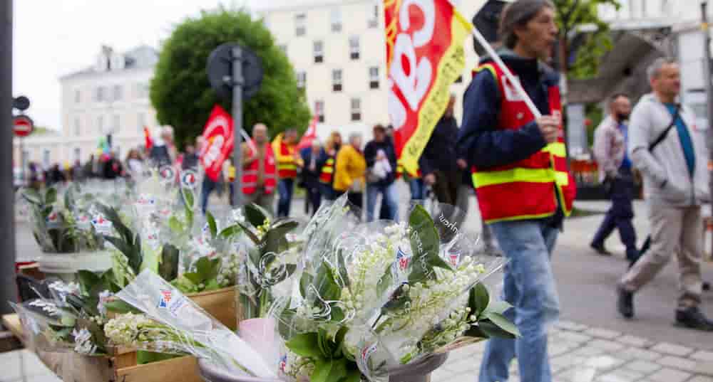 Parmi les 11 jours fériés en France, le 1er mai est obligatoirement chômé pour tous les travailleurs avec maintien de la rémunération, c’est la loi.