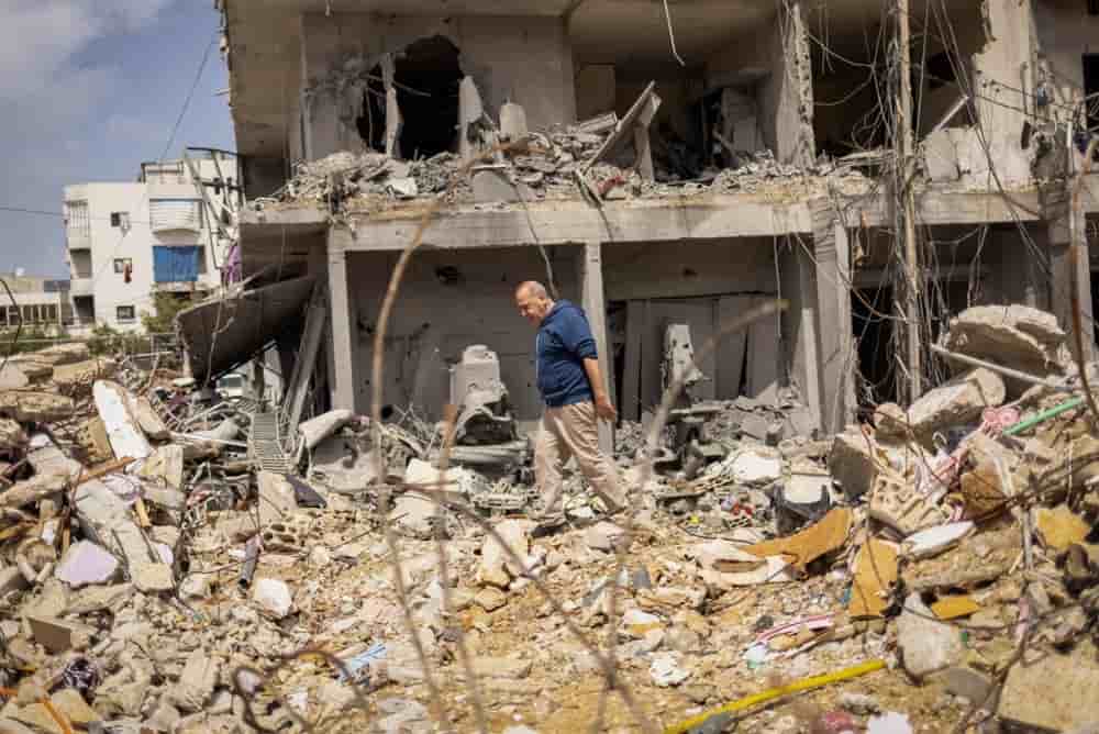 Bâtiment endommagé par une frappe israélienne, sur fond d'escalade entre Israël et le Hezbollah, à Tyr (Liban), le 5 avril 2026.