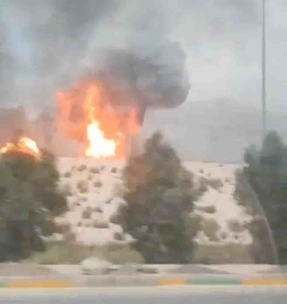 De la fumée et des flammes s'élèvent du champ gazier de South Pars à la suite d'une frappe israélienne, vues à travers la fenêtre d'un véhicule en mouvement, dans le contexte du conflit américano-israélien avec l'Iran, à Asaluyeh (province de Bouchehr,...