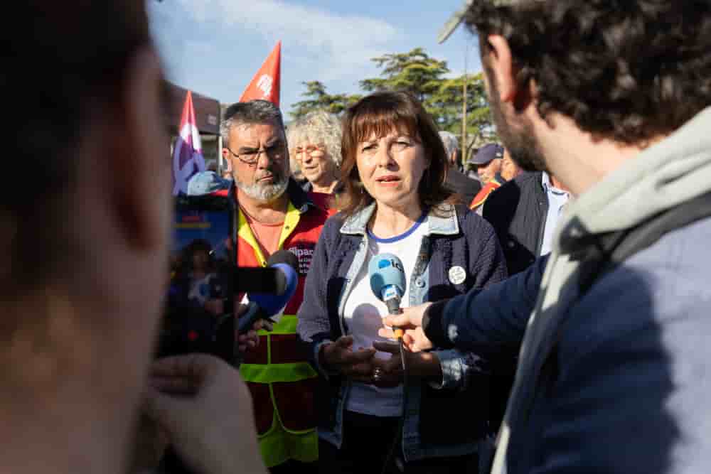 Carole Delga est venue soutenir les salariés de Fibre Excellence devant l'usine de Saint-Gaudens (Haute-Garonne).