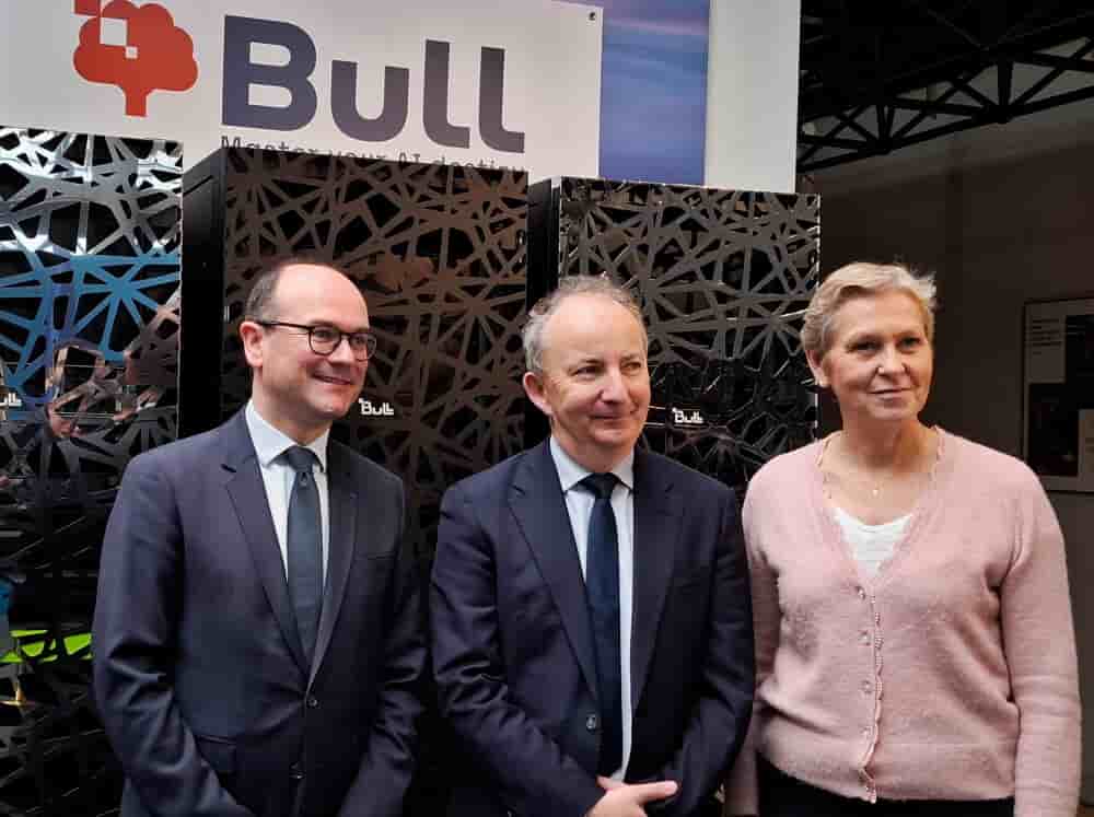 Le ministre de l'Industrie Sébastien Martin, le directeur-général de Bull Emmanuel Le Roux et la ministre du Numérique Anne Le Hénanff, le 3 avril dernier, au siège de Bull, dans les Yvelines.