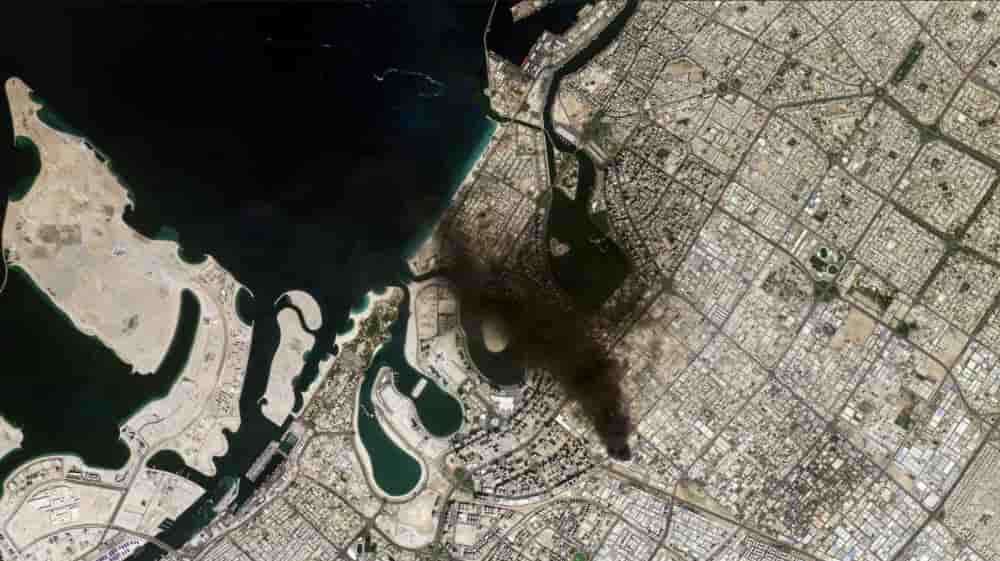 Image satellite d'une zone industrielle recouverte de fumée à Dubaï, aux Émirats arabes unis