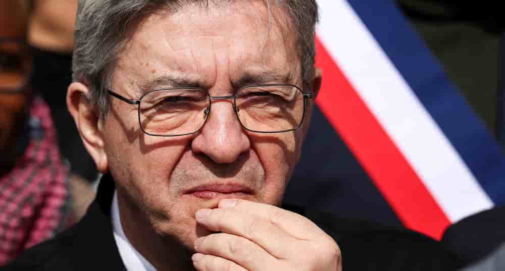 Le chef de La France Insoumise, Jean-Luc Mélenchon écoute un discours pendant la manifestation contre le racisme qui a eu lieu à Saint-Denis le 4 avril 2026.