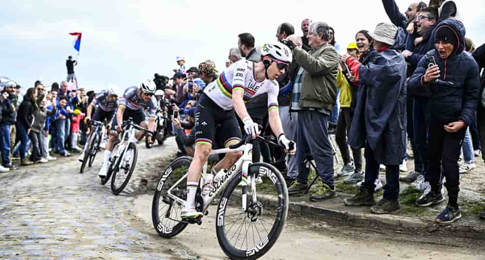 Le Slovène Tadej Pogacar durant le Paris-Roubaix 2025.