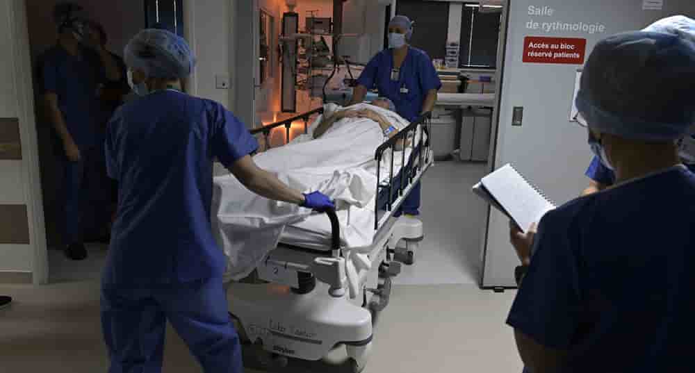 Lyon, 5 novembre 2025 - Hôpital Saint-Joseph Saint-Luc : une patiente, après une intervention de fermeture percutanée de foramen ovale perméable sous hypnose, est transférée vers la zone de surveillance du nouveau laboratoire de cardiologie.