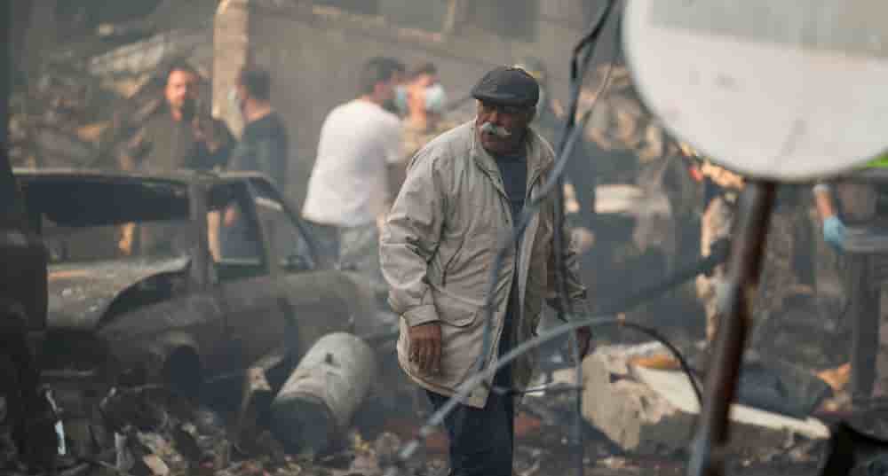 Un homme marche parmi les décombres après une frappe israélienne à Al-Mazraa à Beyrouth au Liban le 8 avril 2026.