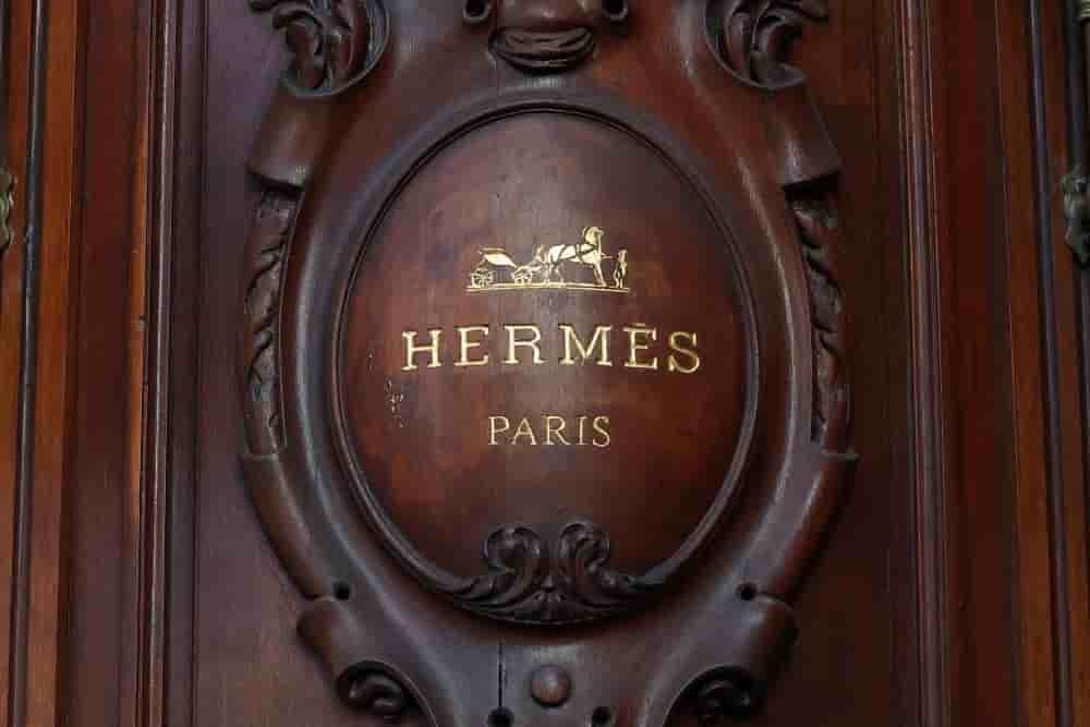 Le logo d'Hermès est visible sur la façade d'une boutique à Paris, le 14 février 2025.