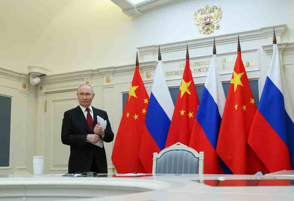 Le président russe Vladimir Poutine attend avant un appel vidéo avec le président chinois Xi Jinping à Moscou, en Russie, le 4 février 2026.
