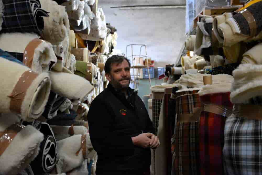 Olivier Rondinaud dirige l'un des deux derniers ateliers qui fabrique l'authentique charentaise.