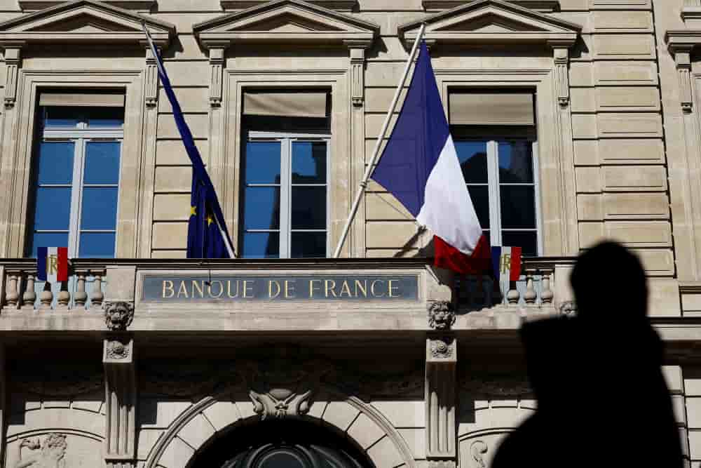 Un drapeau français flotte à l'entrée du bâtiment de la Banque de France à Paris, le 9 avril 2025.