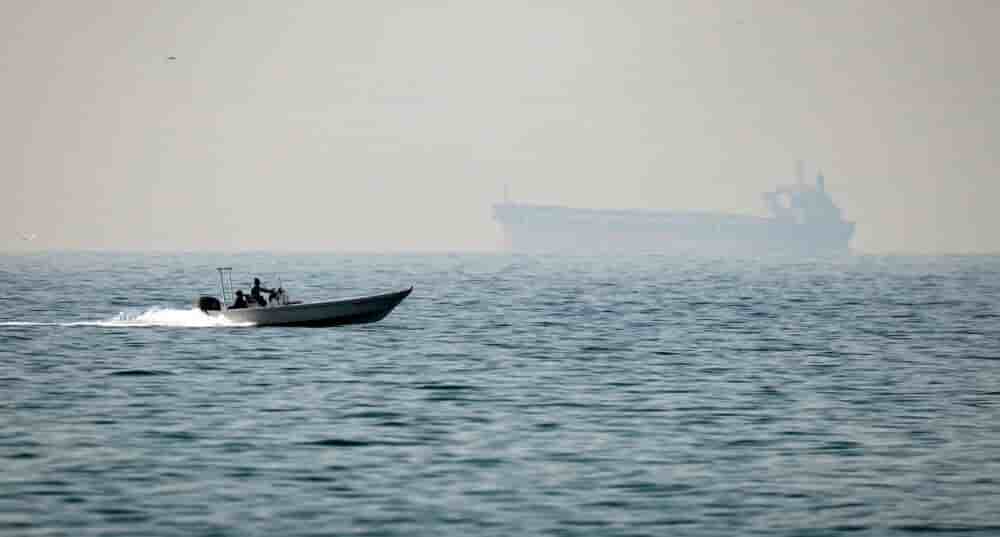 Le 25 février 2026, un bateau à moteur longe la côte d'Al Jeer, sur le détroit d'Ormuz.