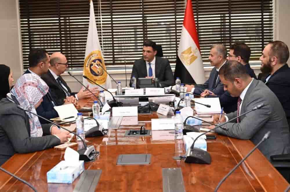 Réunion entre Khaled Hashem, ministre de l’Industrie, et les dirigeants de Saint-Gobain en Égypte.
